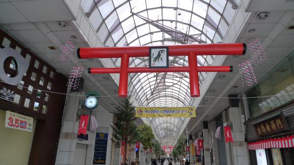 初売りの準備が進むクリスロード