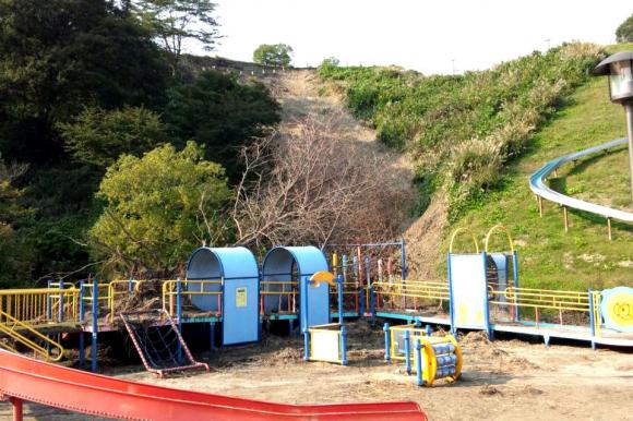 広場が地滑りで