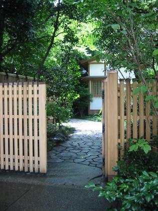 良覚院丁茶室　アプローチと前庭