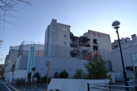 解体されるぺアーレ仙台