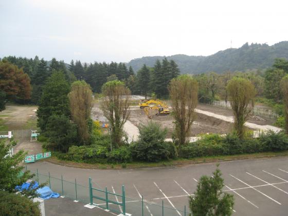 解体される市民プール