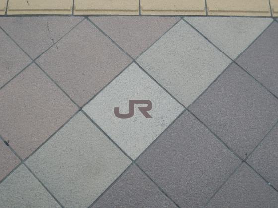 ペディストリアンデッキのタイル