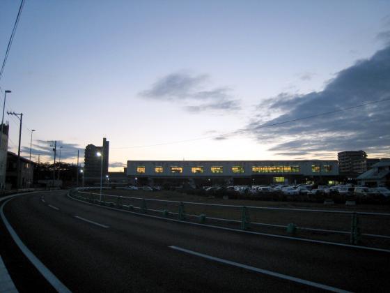 夕暮れの富沢駅