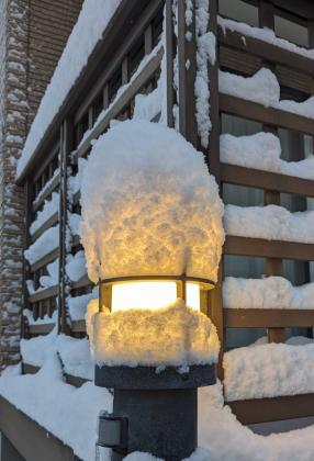 雪をかぶった門柱ライト