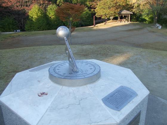 県民の森40周年記念日時計