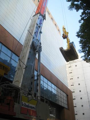 ショベルカーの吊り上げ
