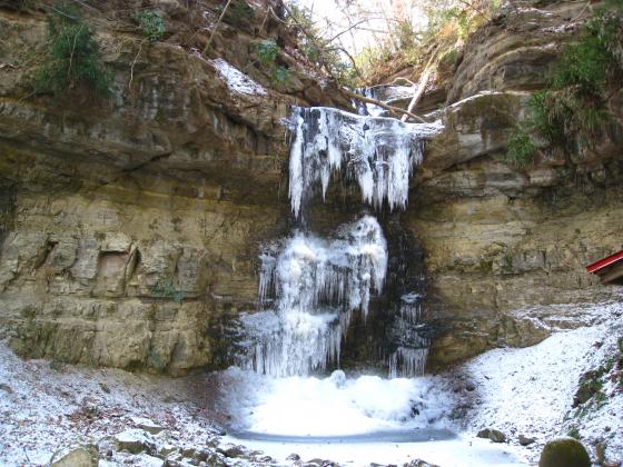 凍る三居沢の滝