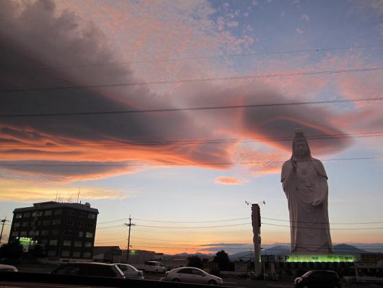夕焼けと黒い雲