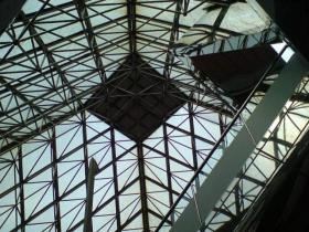 ガラスのピラミッド