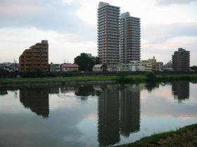 水面に映るツインタワー